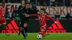 Neymar Jr y James Rodríguez enfrentados en un partido de Champions League.