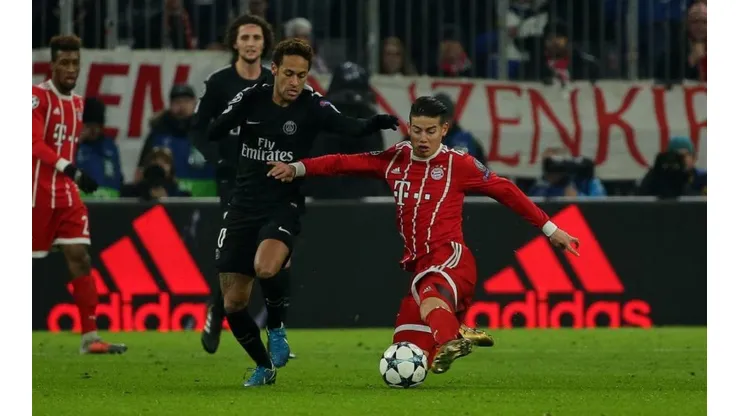 Neymar Jr y James Rodríguez enfrentados en un partido de Champions League.