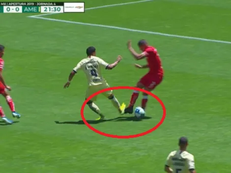 ¿Era para roja? Tremendo planchazo de Roger Martínez a Fernando Tobio