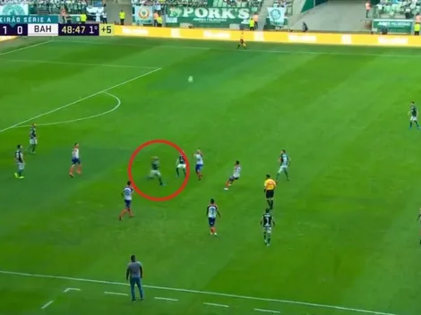 Cada día más loco: Felipe Melo fue a buscar una pelota pero terminó desmayando a un rival