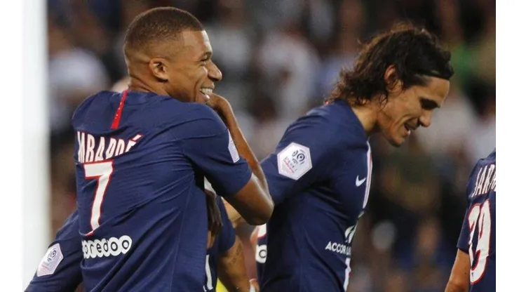 Cavani junto a Mbappé, los futbolistas que buscan hacer renacer al PSG.