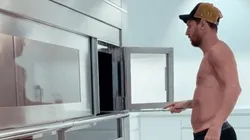 Foto de Messi haciendo el asado.