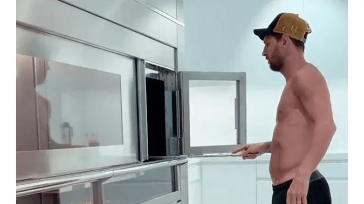 Foto de Messi haciendo el asado.