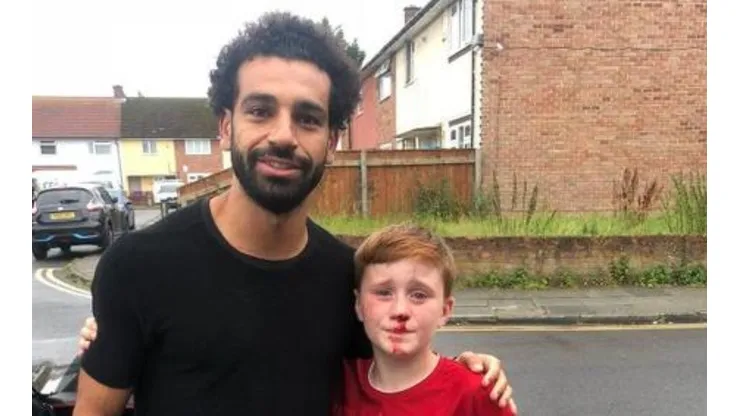 El gesto de Salah con un niño que quedó inconsciente solo por sacarse una foto con él