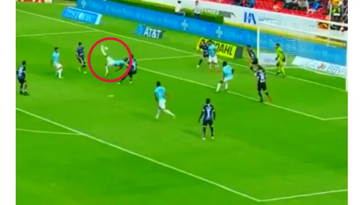 Jara es el máximo goleador de la historia de Pachuca gracias a la chilena de Copete