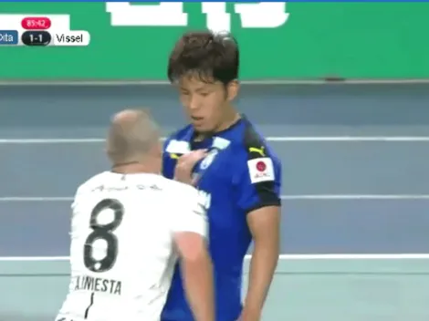 Iniesta como nunca lo vimos: se encaró con un rival y casi se van a los golpes