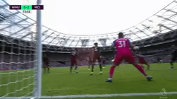 Lo falló: Chicharito todavía no puede creer lo que le tapó Ederson