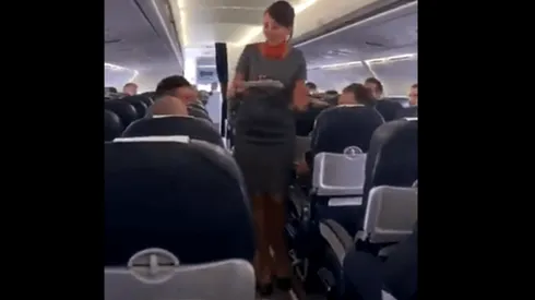 En pleno vuelo, la azafata sorprendió a un jugador de Manchester City y todo quedó registrado en Instagram