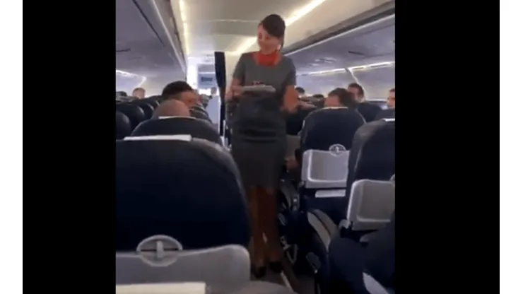 En pleno vuelo, la azafata sorprendió a un jugador de Manchester City y todo quedó registrado en Instagram
