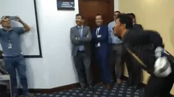 René Higuita se animó a tirar el escorpión en un salón de clase y esto pasó