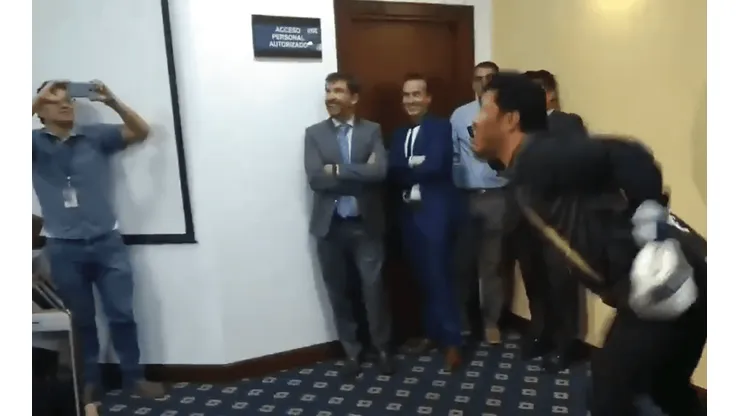 René Higuita se animó a tirar el escorpión en un salón de clase y esto pasó