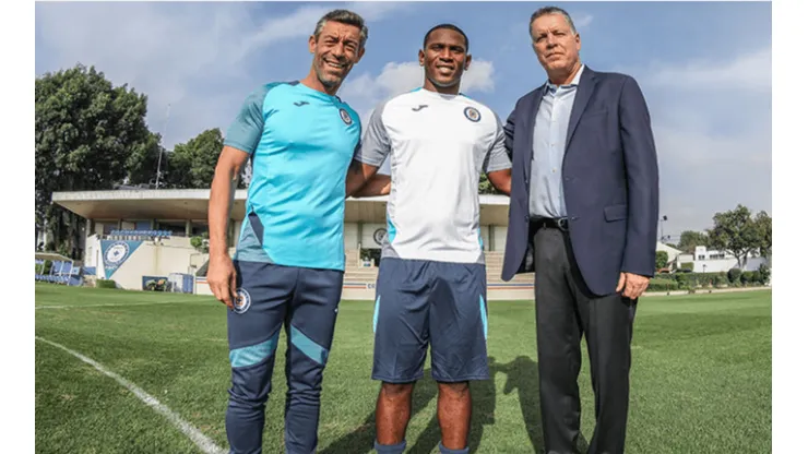Brayan Angulo, junto a Pedro Caixinha y Ricardo Peláez. (Foto: sitio oficial Cruz Azul)