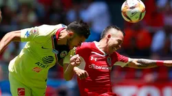 Martin y Salinas disputan un balón durante la jornada 15 del Clausura MX 2019.