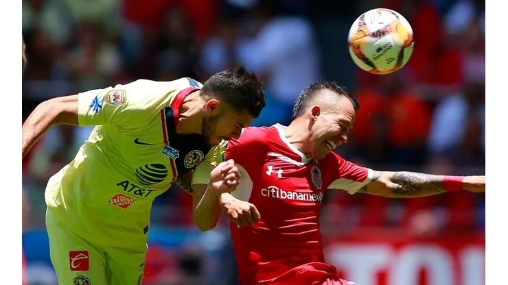 Martin y Salinas disputan un balón durante la jornada 15 del Clausura MX 2019.