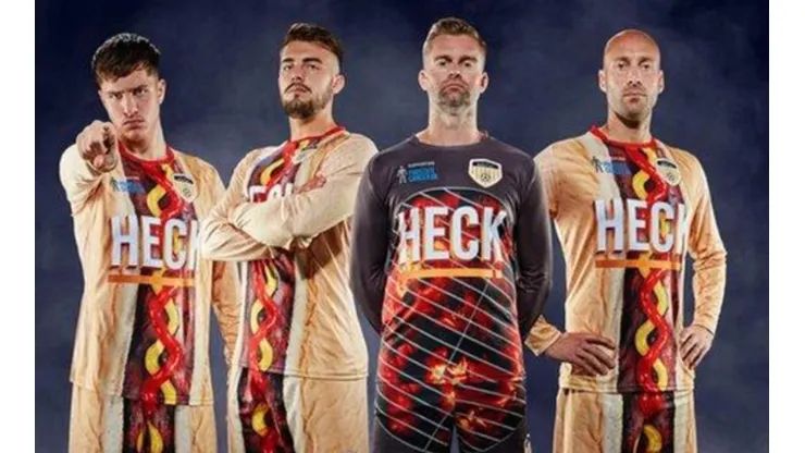 La peor camiseta del mundo: de los creadores de salchicha a la parrilla, llegó salchicha con puré