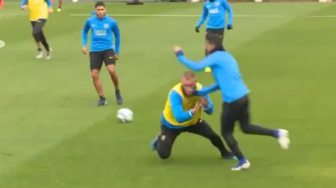 Questo È Boca: el video de De Rossi yendo al piso una y otra vez en el entrenamiento