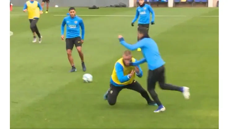 Questo È Boca: el video de De Rossi yendo al piso una y otra vez en el entrenamiento