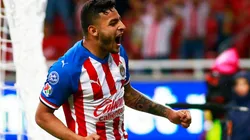 Chivas perdía con Santos pero Alexis Vega anotó un doblete en el final para darlo vuelta