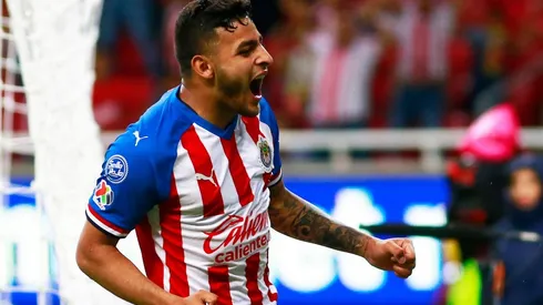 Chivas perdía con Santos pero Alexis Vega anotó un doblete en el final para darlo vuelta