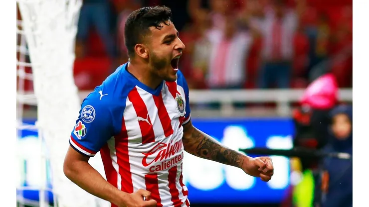 Chivas perdía con Santos pero Alexis Vega anotó un doblete en el final para darlo vuelta