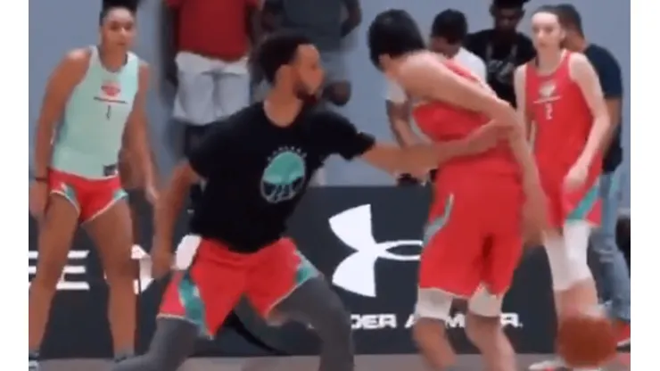 Vídeo: un adolescente dribló y dejó a Stephen Curry compleamente en ridículo