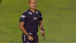 El momento en el que el fan interrumpe el minuto de silencio.