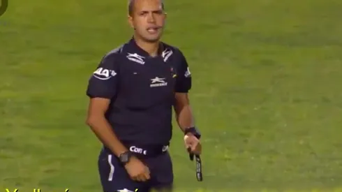 El momento en el que el fan interrumpe el minuto de silencio.