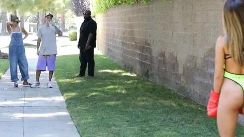 Justin Bieber caminaba con Hailey Baldwin hasta que una mujer en traje de baño lo invitó a boxear