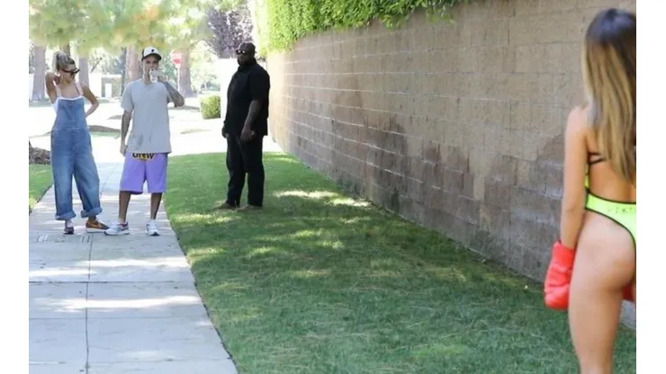Justin Bieber caminaba con Hailey Baldwin hasta que una mujer en traje de baño lo invitó a boxear