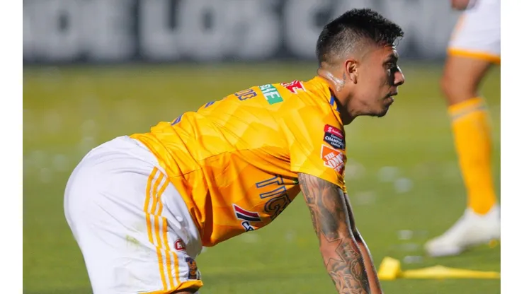 Carlos Salcedo frente a Rayados en la CONCACAF 2019.