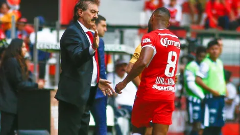 La Volpe felicita a Da Silva por su gol a Rayados en el Clausura MX 2019.