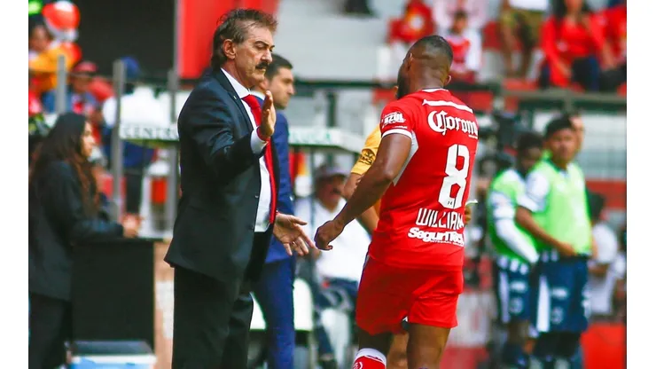 La Volpe felicita a Da Silva por su gol a Rayados en el Clausura MX 2019.