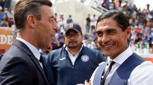 Caixinha y Palencia enfrentados en el duelo entre Lobos BUAP y Cruz Azul por el Clausura 2019.