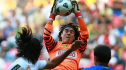 Guillermo Ochoa controla el balón frente a Morelia por el Apertura MX 2011.