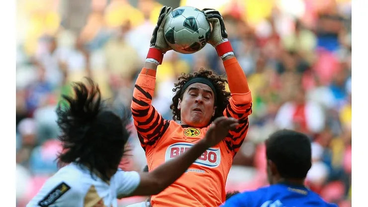Guillermo Ochoa controla el balón frente a Morelia por el Apertura MX 2011.
