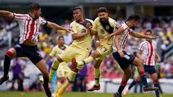 América y Chivas se disputan el balón en la fecha 11 del Torneo Apertura 2018.
