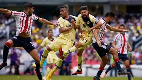 América y Chivas se disputan el balón en la fecha 11 del Torneo Apertura 2018.
