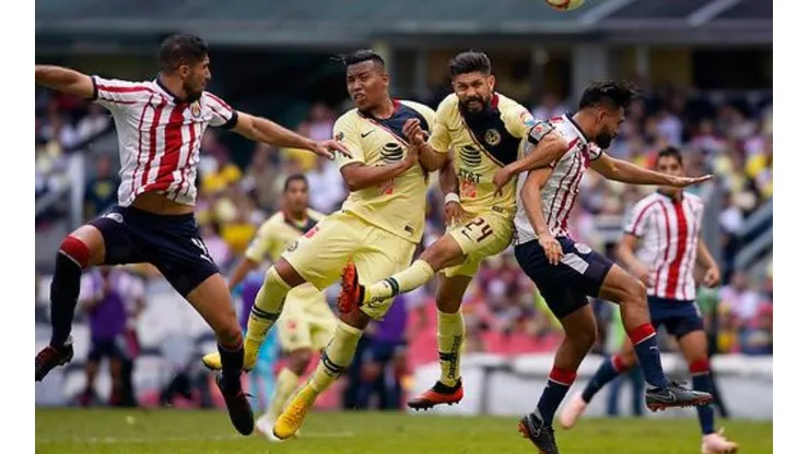 América y Chivas se disputan el balón en la fecha 11 del Torneo Apertura 2018.