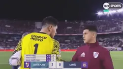 Apenas terminó el partido, Rossi fue a saludar a los jugadores de River