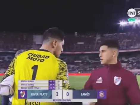 Apenas terminó el partido, Rossi fue a saludar a los jugadores de River