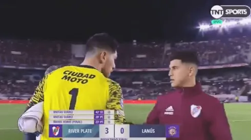 Apenas terminó el partido, Rossi fue a saludar a los jugadores de River