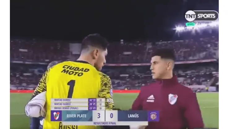 Apenas terminó el partido, Rossi fue a saludar a los jugadores de River