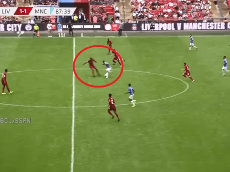 Una locura: a Van Dijk lo gambetearon por primera vez en 65 partidos