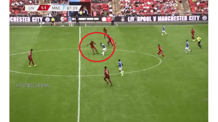 Una locura: a Van Dijk lo gambetearon por primera vez en 65 partidos