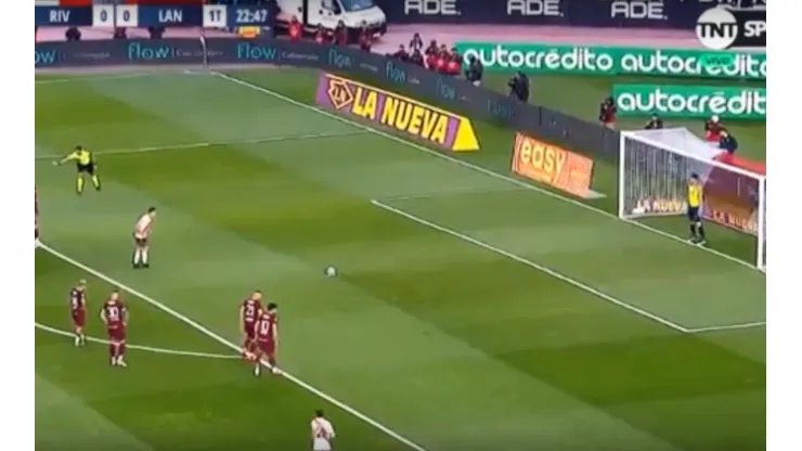 Lanús intentó jugar como el Barça, le salió mal, hizo un penal y River lo aprovechó