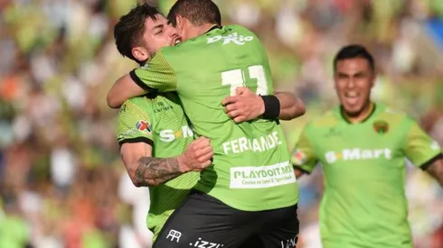 Ángelo Sagal se abraza con Mauro Fernández, tras haber marcado el segundo gol para Juárez.