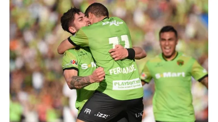 Ángelo Sagal se abraza con Mauro Fernández, tras haber marcado el segundo gol para Juárez.
