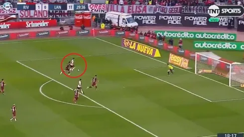 Buen remate cruzado de Matías Suárez.