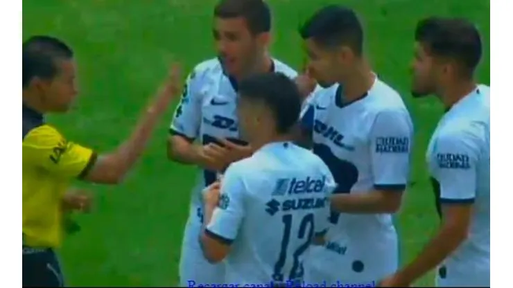 La afición de Pumas explotó contra el árbitro por el VAR