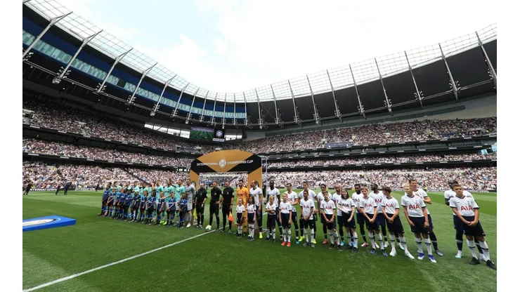 Ambos equipos, en la previa del partido. (Getty)